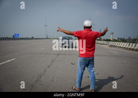 Sonipat, Inde. 27 septembre 2021. Un agriculteur arrête un véhicule public sur l'autoroute KMP pendant la manifestation.les agriculteurs bloquent les autoroutes et les voies de chemin de fer dans le cadre de manifestations contre les lois agricoles lors de manifestations nationales, à Sonipas, dans l'État de Haryana, dans le nord du pays. (Photo de Manish Rajput/SOPA Images/Sipa USA) Credit: SIPA USA/Alay Live News Banque D'Images