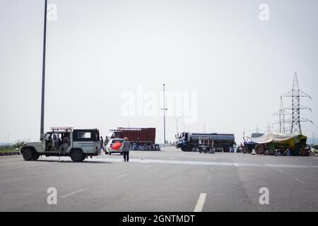 Sonipat, Inde. 27 septembre 2021. Des camions de marchandises et d'autres véhicules sont stationnés sur l'autoroute KMP tandis que les agriculteurs bloquent les routes nationales pendant la manifestation. Les agriculteurs bloquent les autoroutes et les voies de chemin de fer dans le cadre des manifestations contre les lois agricoles lors des manifestations nationales, à Sonipas, dans l'État de Haryana, dans le nord du pays. (Photo de Manish Rajput/SOPA Images/Sipa USA) Credit: SIPA USA/Alay Live News Banque D'Images