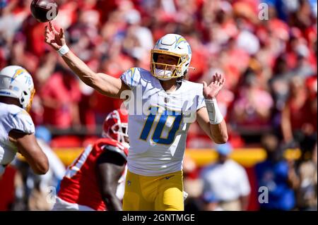 Kansas City, États-Unis. 26 septembre 2021. Justin Herbert lance dans le premier trimestre contre les chefs de Kansas City au stade GEHA Field, au stade Arrowhead, le dimanche 26 septembre 2021 à Kansas City, Missouri. (Photo de Jill Toyoshiba/The Kansas City Star/TNS/Sipa USA) crédit: SIPA USA/Alay Live News Banque D'Images