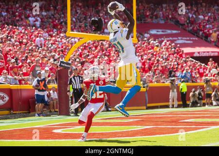 Kansas City, États-Unis. 26 septembre 2021. Mike Williams (81), grand receveur des Chargers de Los Angeles, prend le ballon pour un toucher de balle devant la sécurité gratuite des chefs de Kansas City Tyrann Mathieu (32) au champ GEHA au stade Arrowhead, le dimanche 26 septembre 2021 à Kansas City, Missouri. (Photo de Nick Tre. Smith/The Kansas City Star/TNS/Sipa USA) Credit: SIPA USA/Alay Live News Banque D'Images