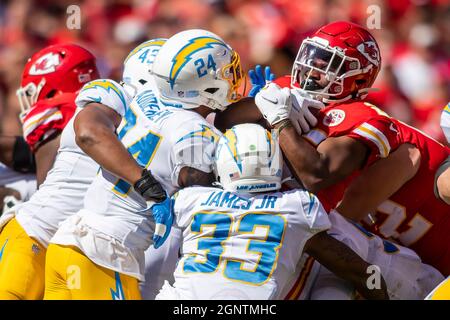 Kansas City, États-Unis. 26 septembre 2021. Les chefs de Kansas City qui reviennent Clyde Edwards-Helaire (25) sont arrêtés par une foule de défenseurs des Chargers de Los Angeles au champ GEHA au stade Arrowhead, le dimanche 26 septembre 2021 à Kansas City, Missouri. (Photo de Nick Tre. Smith/The Kansas City Star/TNS/Sipa USA) Credit: SIPA USA/Alay Live News Banque D'Images