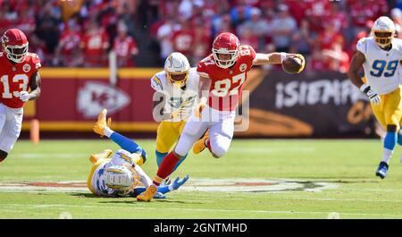 Kansas City, États-Unis. 26 septembre 2021. Après avoir pris une prise, le Kansas City Chiefs Tight End Travis Kelce part pour une première fois au deuxième trimestre contre les Los Angeles Chargers au GEHA Field au stade Arrowhead, le dimanche 26 septembre 2021 à Kansas City, Missouri. (Photo de Jill Toyoshiba/The Kansas City Star/TNS/Sipa USA) crédit: SIPA USA/Alay Live News Banque D'Images