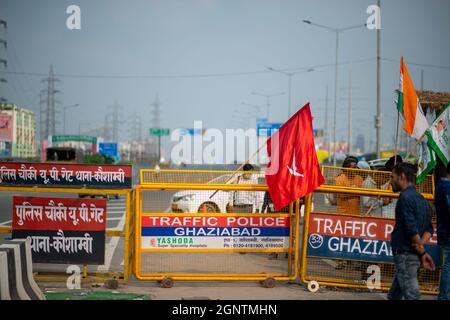 Ghaziabad, Inde. 27 septembre 2021. Les forces de police bloquent la route lors d'une grève nationale contre les réformes agricoles à la frontière Delhi-Uttar Pradesh.des milliers d'agriculteurs indiens ont bloqué la circulation sur les routes principales et les lignes de chemin de fer à plusieurs endroits du matin à l'occasion de la fermeture du Samyukta Kisan Morcha (Farmer Union Body), un corps de parapluie de 40 syndicats d'agriculteurs a commencé, le blocus a été levé à 4 heures. (Photo de Pradeep Gaur/SOPA Images/Sipa USA) crédit: SIPA USA/Alay Live News Banque D'Images