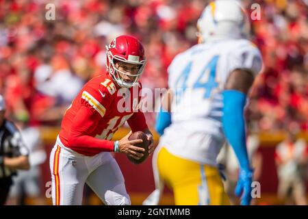 Kansas City, États-Unis. 26 septembre 2021. Quartier des chefs de Kansas City Patrick Mahomes (15) tente de contourner les Chargers de Los Angeles à l'extérieur du linebacker Kyzir White (44) au champ GEHA au stade Arrowhead, le dimanche 26 septembre 2021 à Kansas City, Missouri. (Photo de Nick Tre. Smith/The Kansas City Star/TNS/Sipa USA) Credit: SIPA USA/Alay Live News Banque D'Images