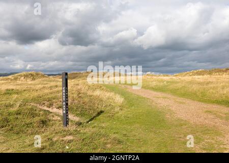 Panneau sur les dunes de plage pour le sentier côtier à la réserve naturelle nationale de Kenfig, pays de Galles, Royaume-Uni Banque D'Images