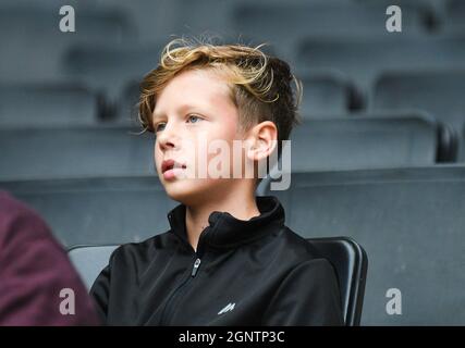 MILTON KEYNES, ANGLETERRE - 25 SEPTEMBRE 2021 : un jeune spectateur photographié dans les stands devant la Ligue FEL SkyBet 2021/22 un match de la semaine 9 entre MK dons FC et Wycombe Wanderers FC au stade MK. Copyright: Cosmin Iftode/Picstaff Banque D'Images