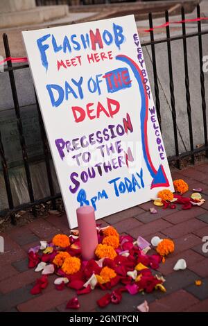 Panneau annonçant une flashmob pour Day of the Dead à Pack Square à Asheville, en Caroline du Nord. Banque D'Images