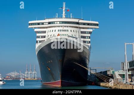 Le paquebot de croisière Cunard, la reine elizabeth, se trouve à côté du port de Southampton docks. QE2 dans le port prêt pour l'embarquement des passagers de croisière port. Banque D'Images