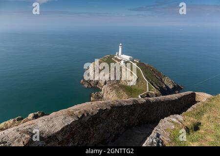 Île Sainte, pays de Galles : phare de South Stack (Ynys lawd) au large de la côte nord-ouest d'Anglesey. Construit en 1809. Banque D'Images