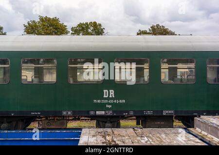 Chemin de fer historique vintage Deutsche Reichsbahn (DR) compartiment de train de voyageurs allemand (Wagen 30) construit en 1960, Allemagne, Europe Banque D'Images