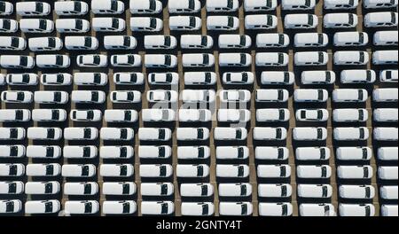 Odessa, Ukraine - 11 août 2021 : vue aérienne du drone au terminal des douanes automobiles. Un grand nombre de blancs de voitures au terminal des douanes attendent Banque D'Images