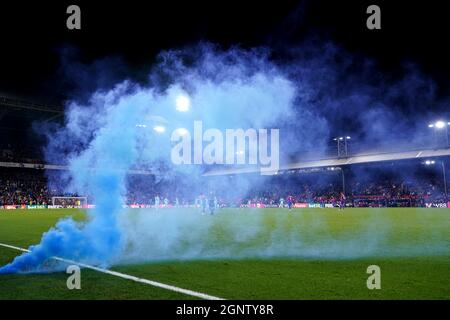 Une poussée est lancée sur le terrain lors du match de la Premier League à Selhurst Park, Londres. Date de la photo: Lundi 27 septembre 2021. Banque D'Images