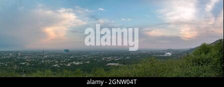 Vue panoramique aérienne du ciel nuageux et du paysage urbain d'Islamabad depuis Daman-e-Ko, Pakistan Banque D'Images