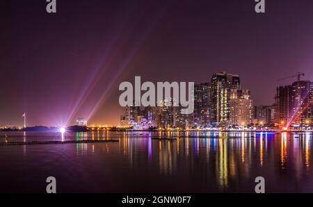 Magnifique vue panoramique nocturne sur le paysage urbain et le front de mer de Sharjah aux Émirats Arabes Unis Banque D'Images