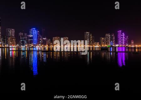 Magnifique vue panoramique nocturne sur le paysage urbain et le front de mer de Sharjah aux Émirats Arabes Unis Banque D'Images