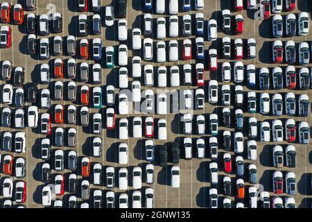 Vue aérienne du drone au terminal des douanes automobile. Un grand nombre de voitures au terminal des douanes attendent leur expédition. Plate-forme douanière cumulative f Banque D'Images