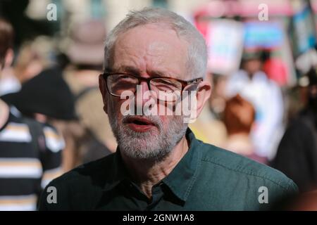 Londres, Royaume-Uni. 24 septembre 2021. Le député Jeremy Corbyn soutient la grève mondiale du climat sur la place du Parlement. Crédit: Waldemar Sikora Banque D'Images