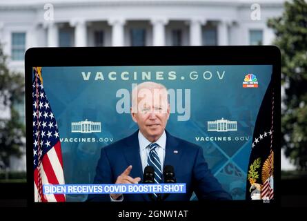 Washington, États-Unis. 27 septembre 2021. Le président américain Joe Biden est vu sur un écran lorsqu'il prononce son allocution avant de recevoir son vaccin anti-vaccin anti-coVID-19 à Washington, DC, aux États-Unis, le 27 septembre 2021. Biden a reçu lundi sa dose de rappel de vaccin COVID-19 à la Maison Blanche. Credit: Liu Jie/Xinhua/Alay Live News Banque D'Images