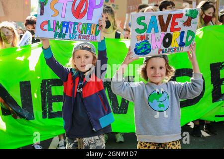 Londres, Royaume-Uni. 24 septembre 2021. Manifestation des jeunes - grève mondiale contre le climat sur la place du Parlement. Crédit: Waldemar Sikora Banque D'Images