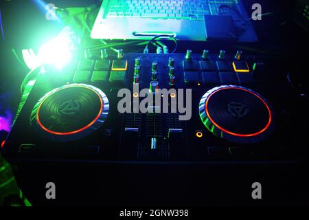 DJ équipement de table tournante dans la boîte de nuit Banque D'Images
