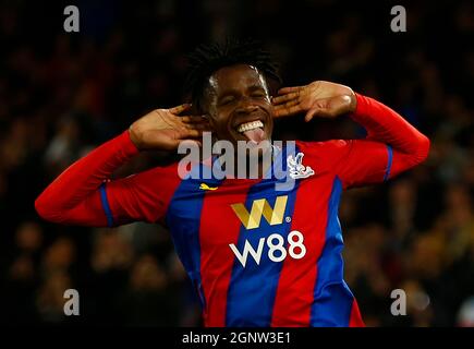 Londres, Royaume-Uni. 1er février 2018. LONDRES, Royaume-Uni, SEPTEMBRE 27 : Wilfried Zaha du Crystal Palace célèbre sa première ligue de gardien de but entre Crystal Palace et Brighton et Hove Albion au stade Selhurst Park, Londres, le 27 septembre 2021 crédit : action Foto Sport/Alay Live News Banque D'Images