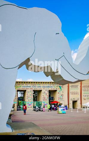 Un éléphant en béton décore l'entrée du Zoo de Memphis, le 8 septembre 2015, à Memphis, Tennessee. Le zoo propose plus de 3 500 animaux. Banque D'Images