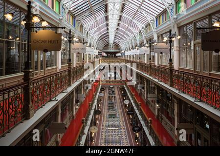 Sydney, Australie. Lundi 27 septembre 2021. The Strand Arcade, dans le quartier central des affaires, a l'air très déserté alors que le confinement se poursuit à Sydney en raison de la souche Delta de COVID-19. Aujourd'hui, les détails concernant la réouverture ont été annoncés et les restrictions commenceront à s'assouplir à partir du 11 octobre. Crédit : Paul Lovelace/Alamy Live News Banque D'Images