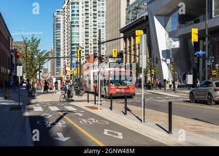 Ottawa, Canada - le 19 septembre 2021 : arrêt d'autobus public au centre-ville d'Ottawa, rue Rideau, le jour d'été ensoleillé, avec des personnes marchant et des voitures sur le roa Banque D'Images