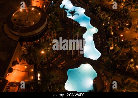 Vue panoramique sur la piscine du centre de villégiature de longue exposition depuis le haut de la nuit, San Diego, Californie du Sud Banque D'Images