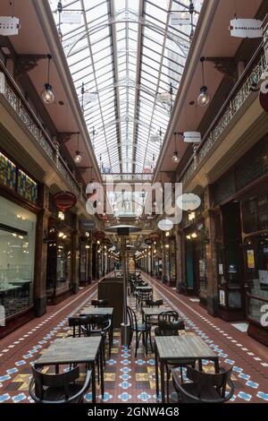 Sydney, Australie. Lundi 27 septembre 2021. The Strand Arcade, dans le quartier central des affaires, a l'air très déserté alors que le confinement se poursuit à Sydney en raison de la souche Delta de COVID-19. Aujourd'hui, les détails concernant la réouverture ont été annoncés et les restrictions commenceront à s'assouplir à partir du 11 octobre. Crédit : Paul Lovelace/Alamy Live News Banque D'Images
