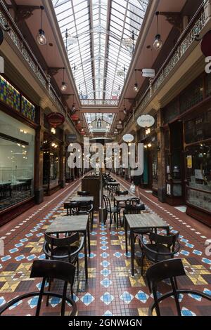 Sydney, Australie. Lundi 27 septembre 2021. The Strand Arcade, dans le quartier central des affaires, a l'air très déserté alors que le confinement se poursuit à Sydney en raison de la souche Delta de COVID-19. Aujourd'hui, les détails concernant la réouverture ont été annoncés et les restrictions commenceront à s'assouplir à partir du 11 octobre. Crédit : Paul Lovelace/Alamy Live News Banque D'Images