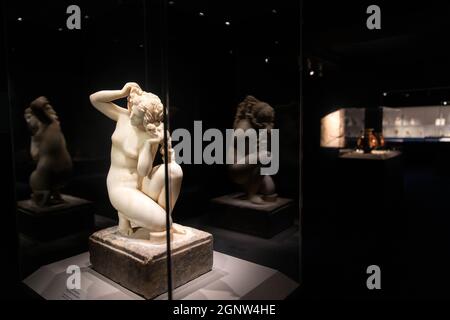 (210927) -- ATHÈNES, 27 septembre 2021 (Xinhua) -- Une statuette en marbre d'Aphrodite après son bain est vue lors d'un aperçu de l'exposition 'Kallos, la beauté ultime' au Musée d'Art des Cyclades à Athènes, Grèce, le 27 septembre 2021. Une nouvelle exposition du Musée d'Art des Cyclades d'Athènes invite les visiteurs à réfléchir sur leur notion personnelle de beauté ultime en les emportant sur un voyage de temps dans la Grèce antique. A travers 300 antiquités rassemblées de 52 musées, Ephorates of Antiquités et collections en Grèce, en Italie et au Vatican, l'exposition intitulée 'Kallos, la beauté ultime,' prese Banque D'Images