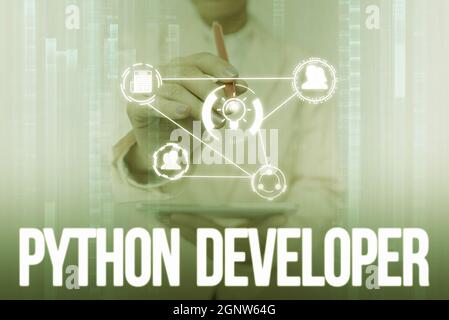 Légende conceptuelle Python Developer. Internet concept responsable de l'écriture de la logique d'application Web côté serveur Lady en uniforme de toucher et d'utiliser Banque D'Images