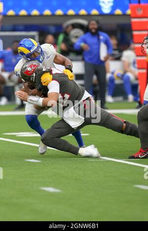 Dimanche 26 septembre 2021 ; Englewood, CA, États-Unis; Tom Brady (12 ans), le quarterback des Buccaneers de Tampa Bay, est limogé par Greg G, un attaquant défensif des Rams de Los Angeles Banque D'Images