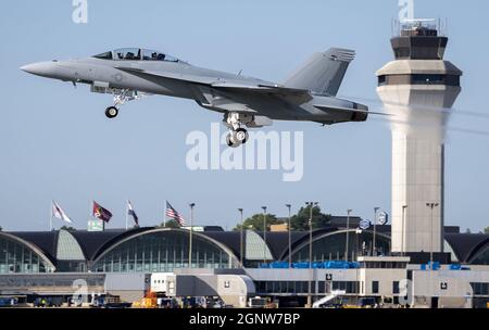 St. Louis, États-Unis. 27 septembre 2021. Le premier bloc III F/A-18 Super Hornet de la Marine américaine part du champ de St. Louis Lambert avant son vol de livraison vers l'escadron d'essai et d'évaluation (VX) 23 à la base aérienne navale de Patuxent River, Maryland, le vendredi 24 septembre 2021. Boeing a livré le premier des 78 Super Hornets de Block III F/A-18 à la Marine américaine. Photo de Boeing/UPI crédit: UPI/Alay Live News Banque D'Images