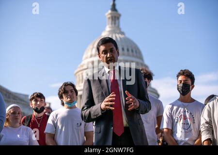 Washington, États-Unis. 27 septembre 2021. Le congressiste RO Khanna s'adresse aux manifestants du groupe militant People's Watch, qui s'est réuni au Capitole des États-Unis pour appeler le Congrès à inclure des causes progressistes dans le projet de loi sur les infrastructures dont ils débattent actuellement à Washington, DC le 27 septembre 2021. (Photo par Matthew Rodier/Sipa USA) crédit: SIPA USA/Alay Live News Banque D'Images