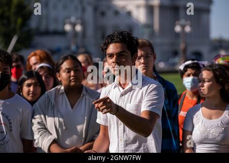 Washington, États-Unis. 27 septembre 2021. Un manifestant du groupe militant The People's Watch s'exprime au Capitole des États-Unis pour appeler le Congrès à inclure des causes progressistes dans le projet de loi sur les infrastructures dont ils débattent actuellement à Washington, DC, le 27 septembre 2021. (Photo par Matthew Rodier/Sipa USA) crédit: SIPA USA/Alay Live News Banque D'Images