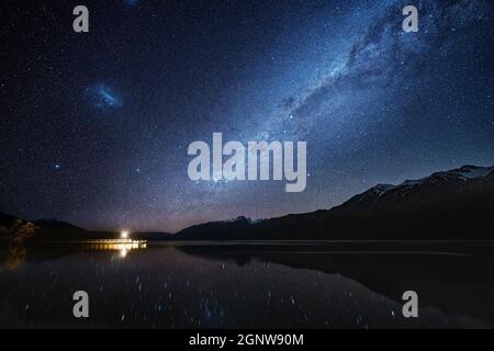 Milky Way au-dessus du lac Wakatipu à Glenorchy, Nouvelle-Zélande Banque D'Images