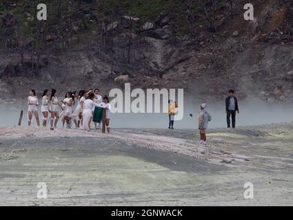 Bandung, Indonésie-26 septembre 2021 : atmosphère du cratère de Kawah Putih à Ciwidey West Java, près de la ville de Bandung. Banque D'Images