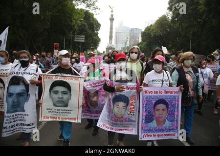 Non exclusif: Des personnes se joignent à une manifestation à l'avenue Reforma, pour soutenir les parents de 43 étudiants d'Ayotzinapa, pour exiger la justice par voie de disappe forcé Banque D'Images