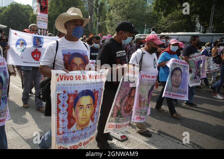 Non exclusif: MEXICO, MEXIQUE - 26 SEPTEMBRE 2021: Des personnes se joignent à une manifestation sur l'avenue Reforma, pour soutenir les parents de 43 Ayotzinapa stu Banque D'Images