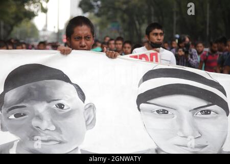 Non exclusif: MEXICO, MEXIQUE - 26 SEPTEMBRE 2021: Des personnes se joignent à une manifestation sur l'avenue Reforma, pour soutenir les parents de 43 Ayotzinapa stu Banque D'Images