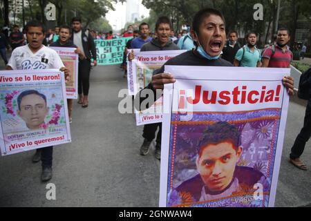 Non exclusif: MEXICO, MEXIQUE - 26 SEPTEMBRE 2021: Des personnes se joignent à une manifestation sur l'avenue Reforma, pour soutenir les parents de 43 Ayotzinapa stu Banque D'Images