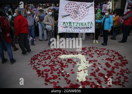 Non exclusif: MEXICO, MEXIQUE - 26 SEPTEMBRE 2021: Des personnes se joignent à une manifestation sur l'avenue Reforma, pour soutenir les parents de 43 Ayotzinapa stu Banque D'Images