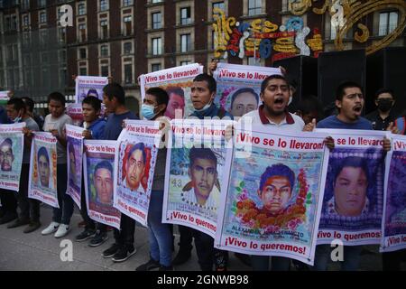 Non exclusif: MEXICO, MEXIQUE - 26 SEPTEMBRE 2021: Des personnes se joignent à une manifestation sur l'avenue Reforma, pour soutenir les parents de 43 Ayotzinapa stu Banque D'Images