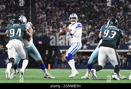 Arlington, États-Unis. 27 septembre 2021. Dallas Cowboys Dak Prescott se lance contre les Philadelphia Eagles lors de leur match NFL au AT&T Stadium d'Arlington, Texas, le lundi 27 septembre 2021. Photo de Ian Halperin/UPI crédit: UPI/Alay Live News Banque D'Images