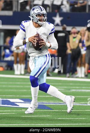 Arlington, États-Unis. 27 septembre 2021. Le quarterback des Dallas Cowboys Dak Prescott retombe contre les Philadelphia Eagles lors de leur match NFL au AT&T Stadium d'Arlington, Texas, le lundi 27 septembre 2021. Photo de Ian Halperin/UPI crédit: UPI/Alay Live News Banque D'Images