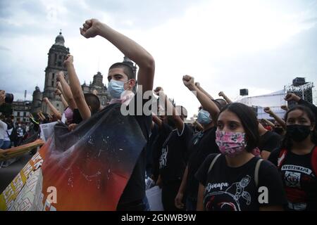 Non exclusif: MEXICO, MEXIQUE - 26 SEPTEMBRE 2021: Des personnes se joignent à une manifestation sur l'avenue Reforma, pour soutenir les parents de 43 Ayotzinapa stu Banque D'Images