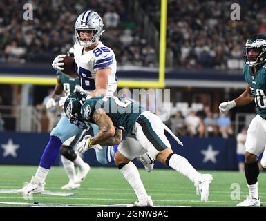 Arlington, États-Unis. 27 septembre 2021. Dallas Cowboys Dalton Schultz fait une prise contre les Philadelphia Eagles lors de leur match NFL au AT&T Stadium d'Arlington, Texas, le lundi 27 septembre 2021. Photo de Ian Halperin/UPI crédit: UPI/Alay Live News Banque D'Images