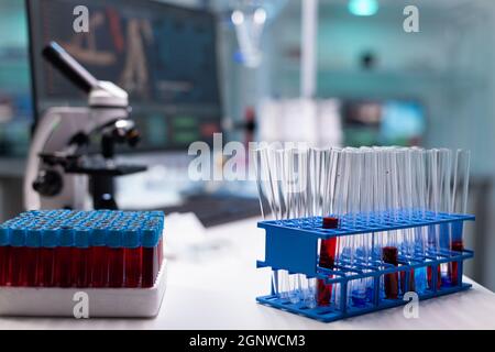 Aspirateurs et tubes à essai sur plateau en laboratoire scientifique. Flacons transparents contenant des substances, du sang et des liquides sur le bureau pour un examen et une analyse professionnels dans une clinique de recherche chimique. Banque D'Images